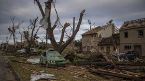 Czech Republic: Tornado destroys villages, vehicles