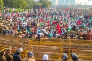Protesting Farmers Set Up Camp On Noida-Delhi Highway, Demands Government Talks