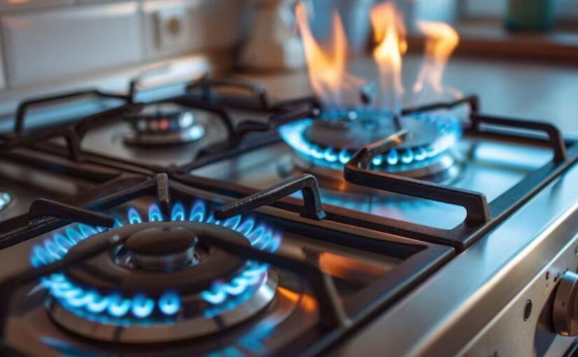 Cold weather forces locals to buy costly LPG in Karachi Pakistan